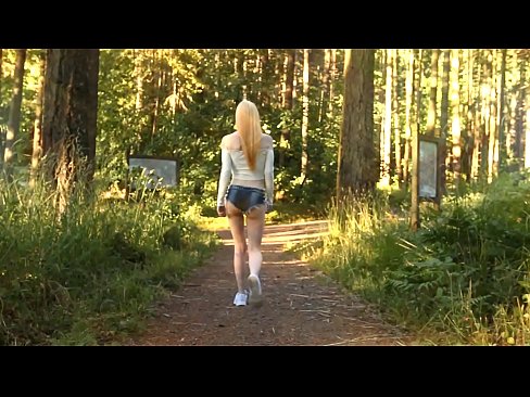 ❤️ Ilus naine liigub aeglaselt, mitte alasti video ️❌  Seks at us