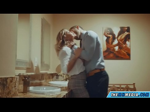 ❤️ Kui rinnakas blondiin võrgutab sind avalikus tualettruumis ️❌ Seks at us